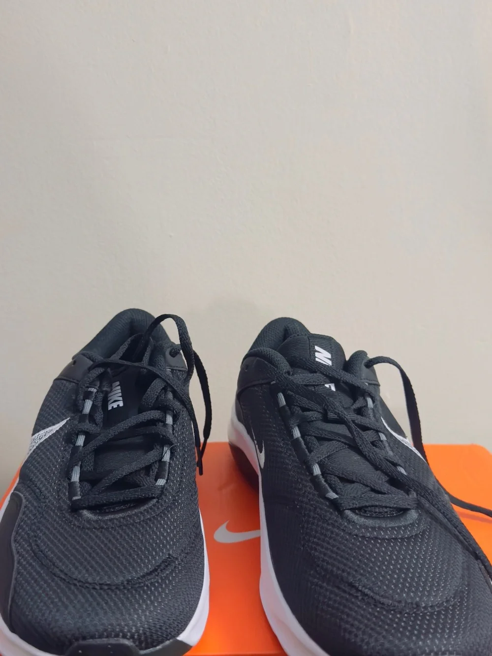 Nike Men's Black and White Low-Top Sneakers